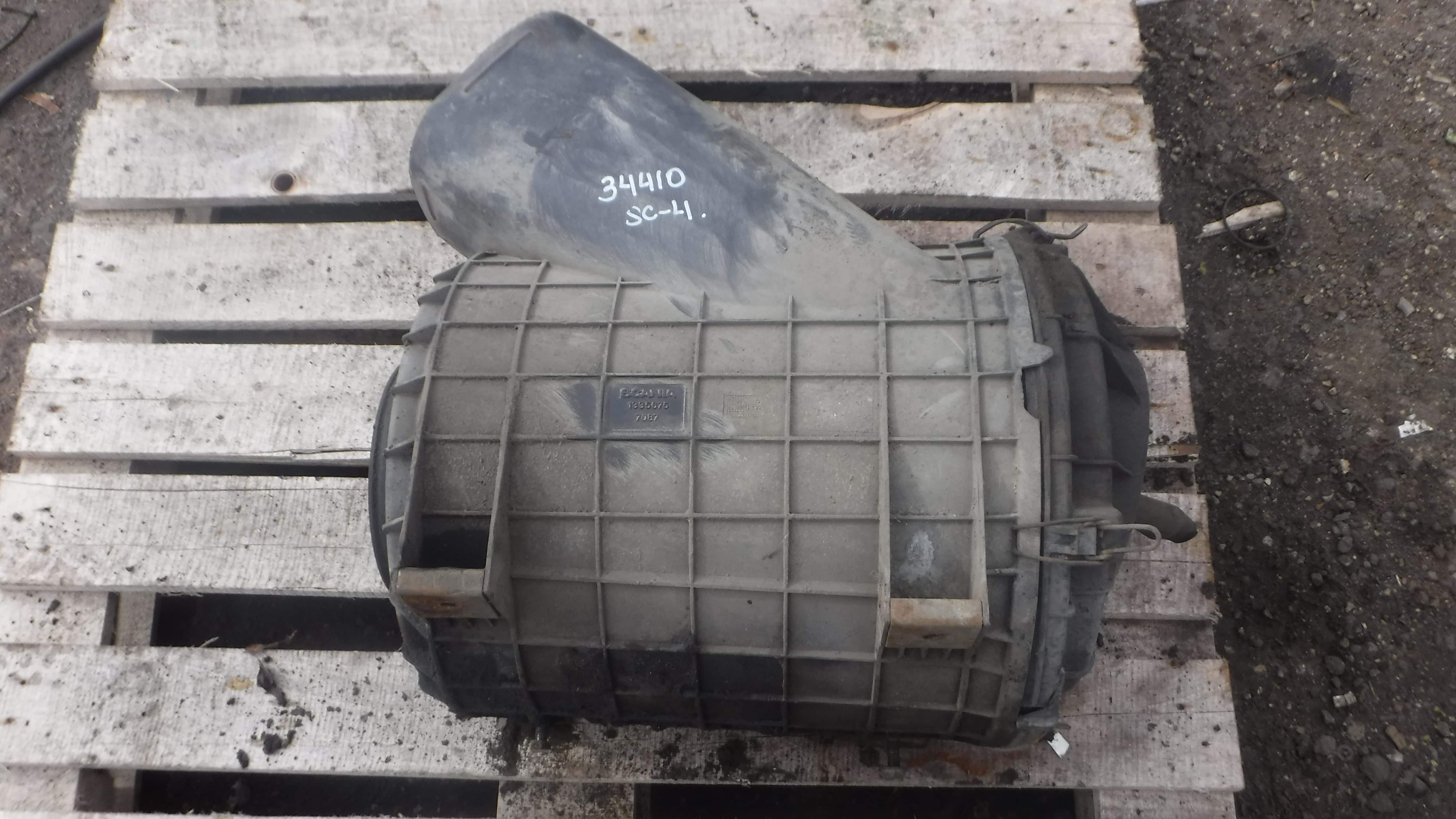 Корпус воздушного фильтра 1335675 1335674 1870002 1870001 Scania R124 DSC12 1997